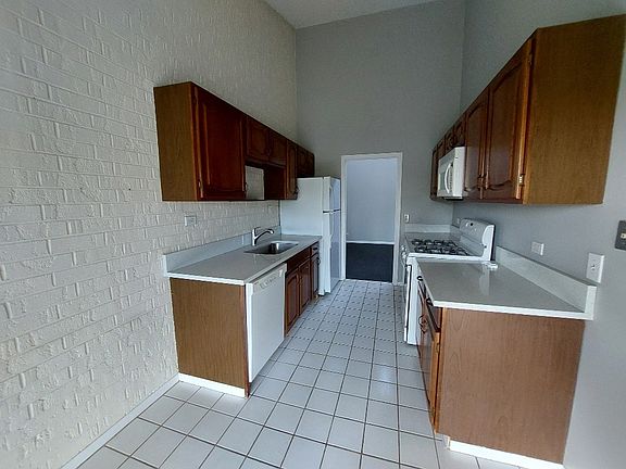 2nd image of 1009 Deerfield Pl #1009