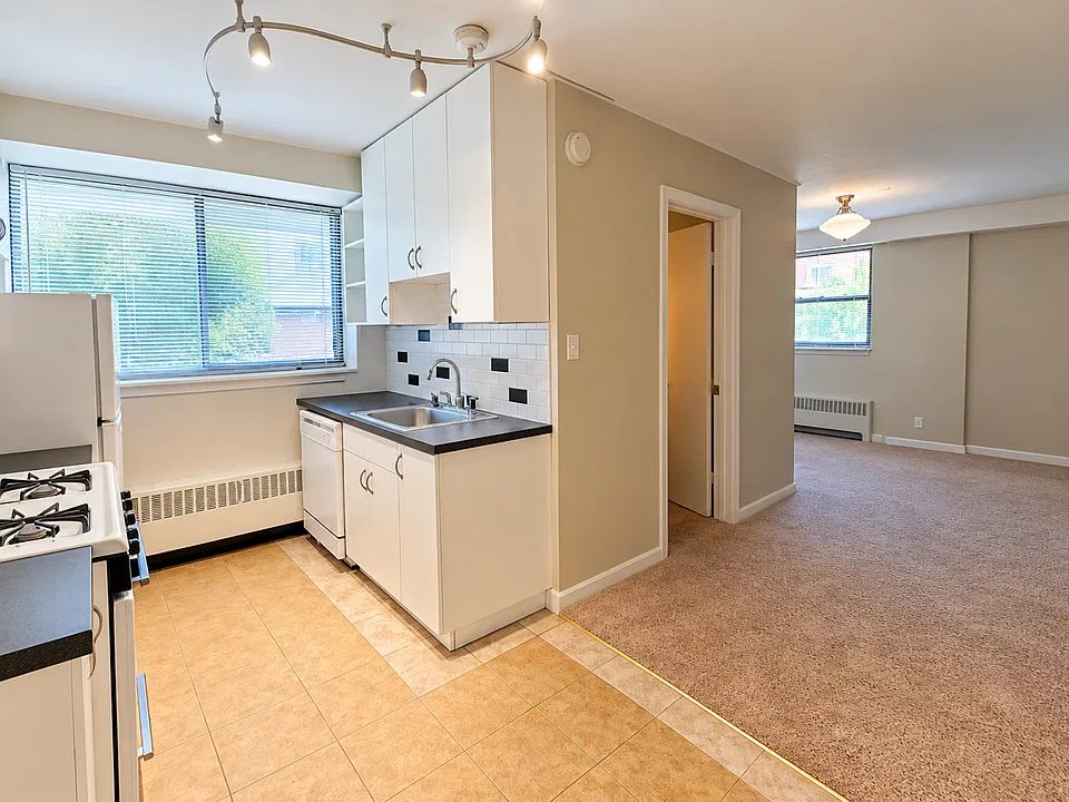 Immediate Move In Garden Level Studio- Only $875