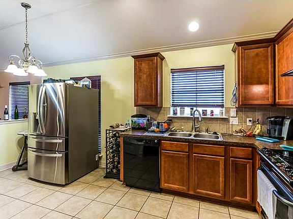 4th image of 621 Whitefield Ln