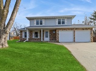 1055 Maplenol Dr, West Des Moines, IA 50266