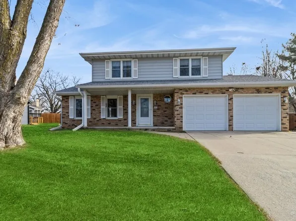 1055 Maplenol Dr, West Des Moines, IA 50266