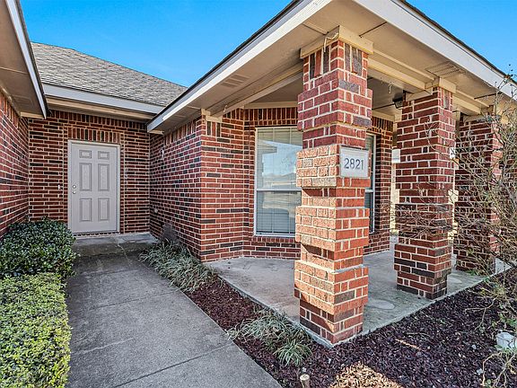 4th image of 2821 Mockingbird St