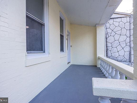 5th image of 138 W Luray St