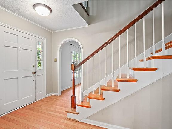 4th image of 20 Riverdale Dr