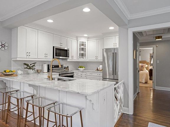 5th image of 2714 Peachtree St