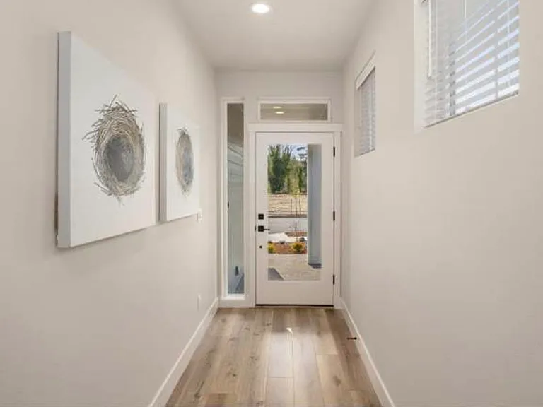 4246 SE McKenzie Ave — Photo 2