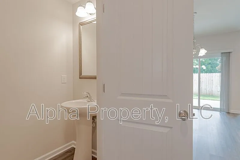 3 bed, 2.5 bath, 1662 sqft, $1,800 — Photo 4