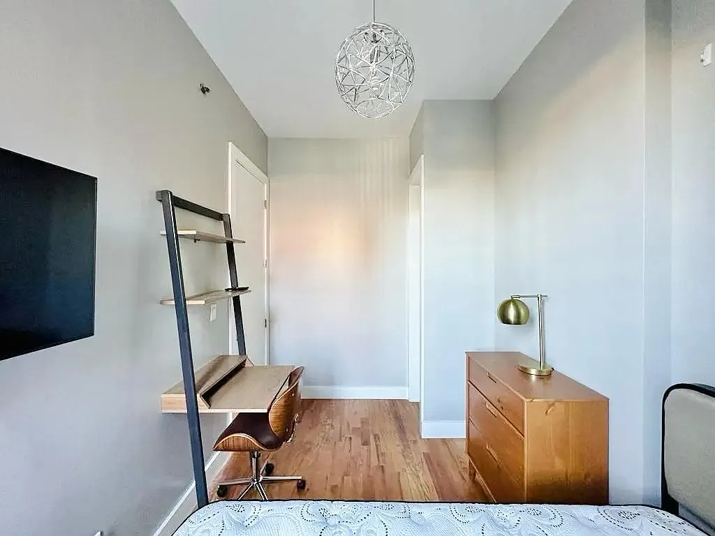 7 bed, 6.0 bath, 100 sqft, $1,070 — Photo 3