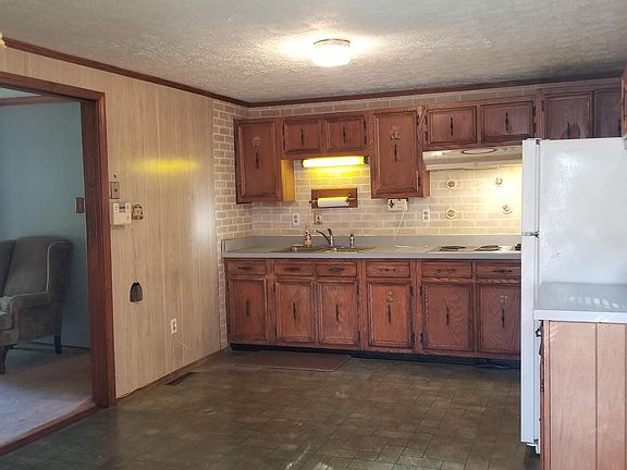 5th image of 404 Maple Ave