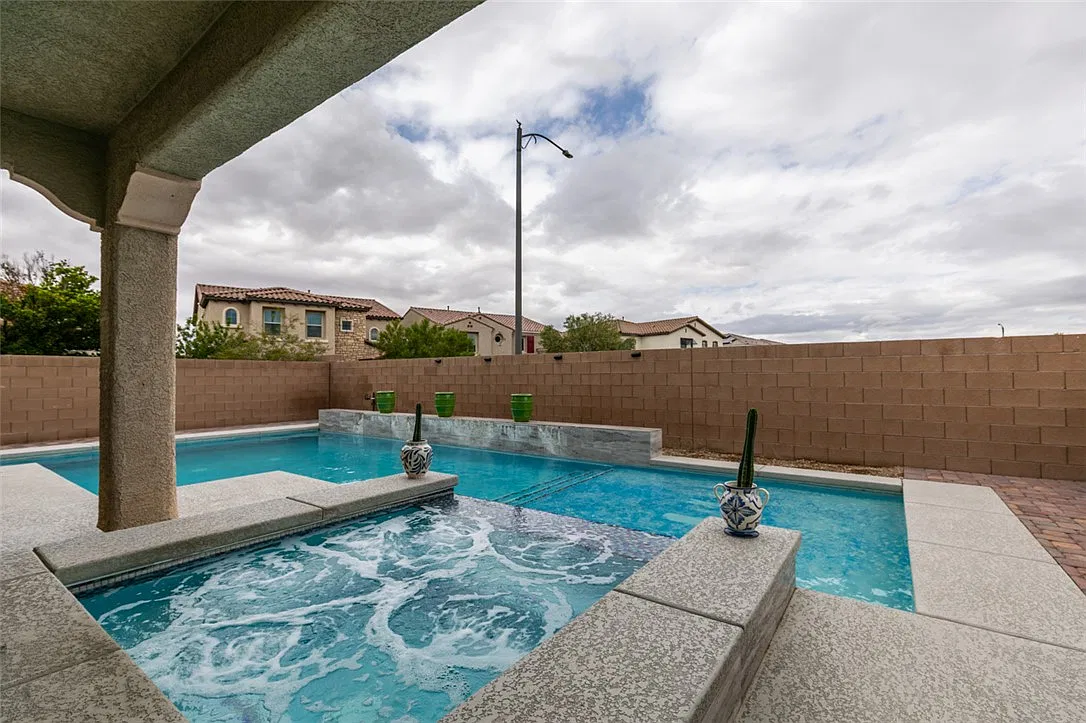 4 bed, 2.5 bath, 3232 sqft, $3,700 — Photo 2