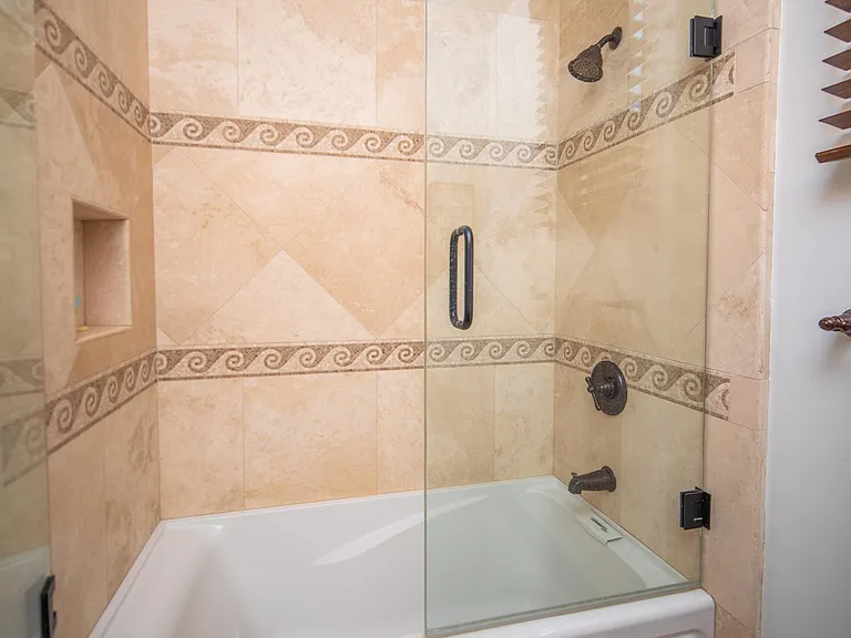 Downstairs bathroom with shower/tub
