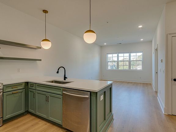 3rd image of 404 Douglas Ave #303