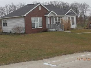 302 Village Dr, Albion, IN 46701