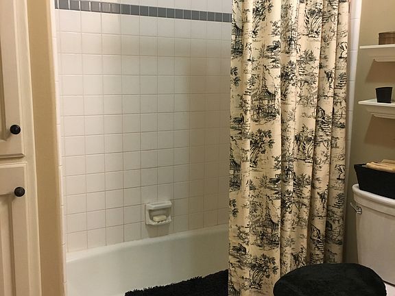 4th image of 638 W Pleasant St