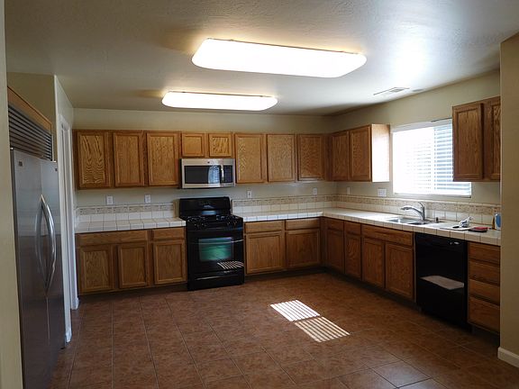 4th image of 2227 E Chestnut Ave