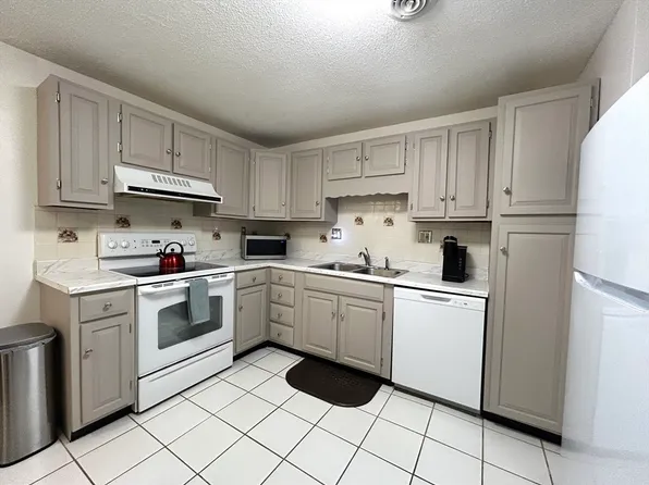15 Thompson Dr APT 12, Randolph, MA 02368