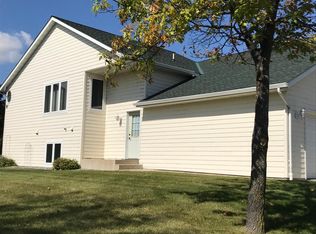 1031 Prairie View Dr SW, Hutchinson, MN 55350