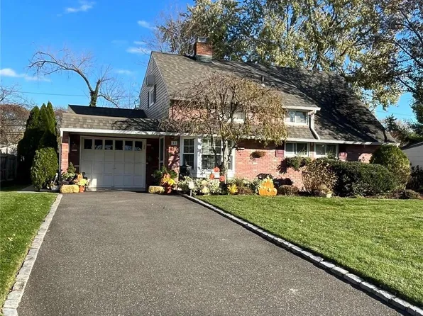 31 W Cabot Lane, Westbury, NY 11590