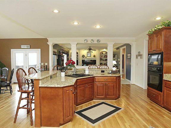 4th image of 537 Lake Valley Dr