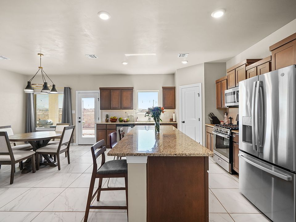 2nd image of 560 Logwood Ave #3