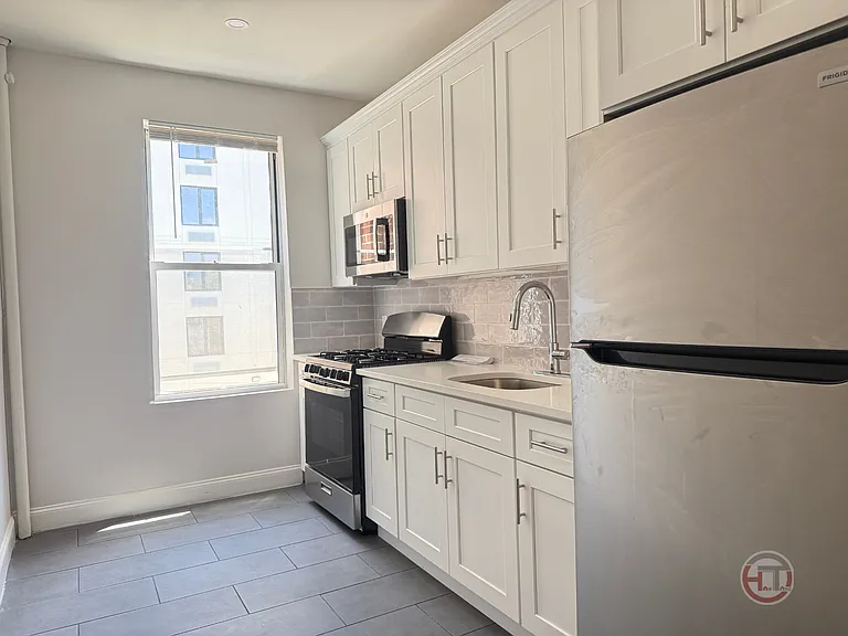 1817 Parkview Ave #2R — Photo 1