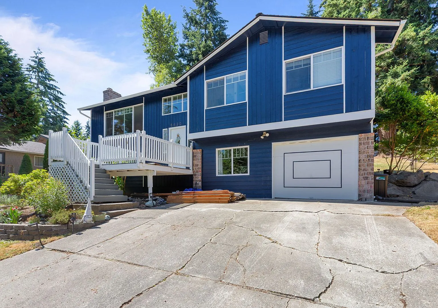 Huge fully fenced dog yard! RV/Boat extra parking! 4 bdrm 2.25 bath. Minutes to I-5, Everett Mall... — Photo 2
