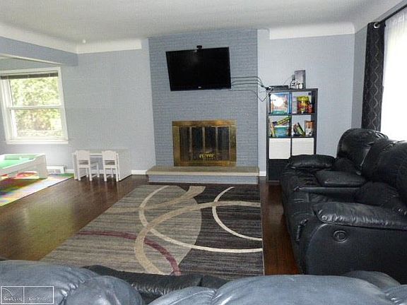 4th image of 22955 Clairwood St