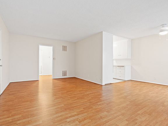 Living Room/Breakfast Area