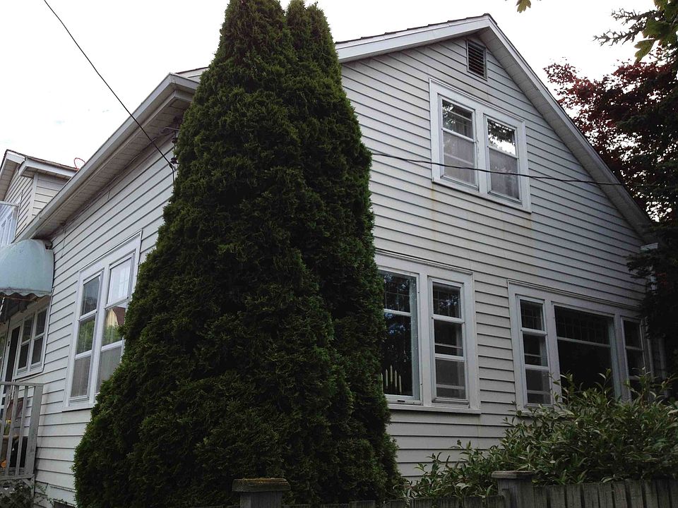 2nd image of 8103 Roosevelt Way NE