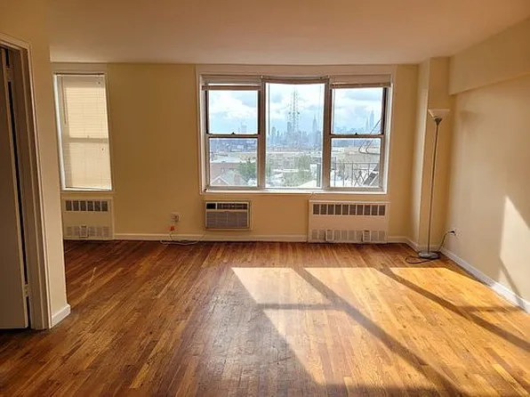 5015 39th St #5C, Sunnyside, NY 11104