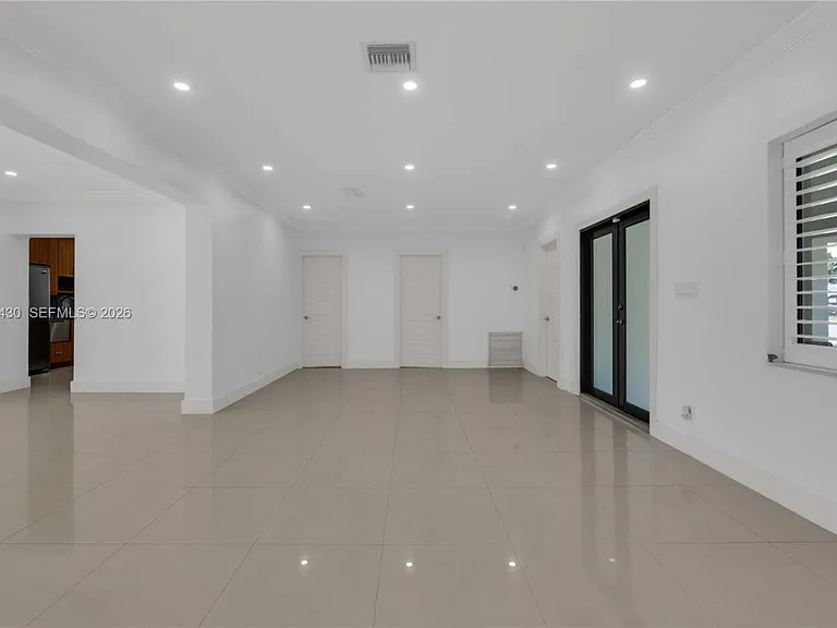 549 NE 12th Ave #1 — Photo 15