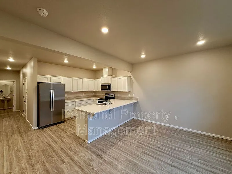 3 bed, 2.5 bath, 1396 sqft, $2,395 — Photo 4
