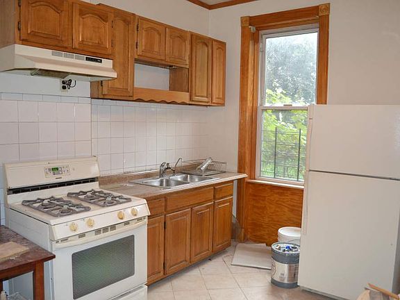 3rd image of 1061 Jefferson Ave #1