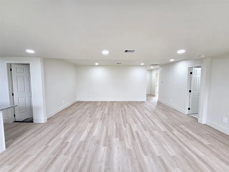 4607 Englewood St — Photo 10