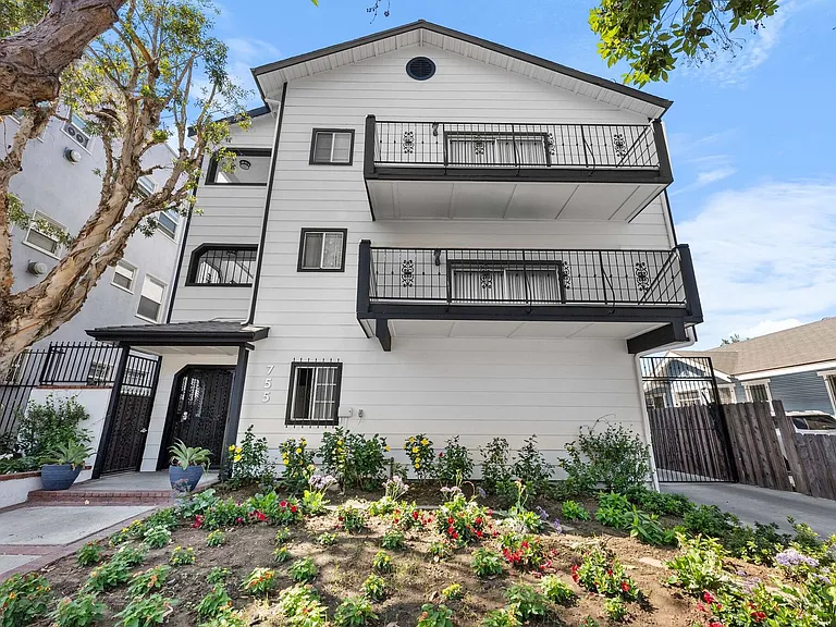 755 Gaviota Ave — Photo 2