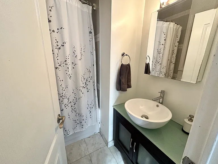 36 Coxwell Ave — Photo 20