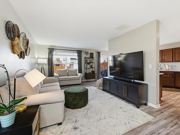 3rd image of 585 Vine St