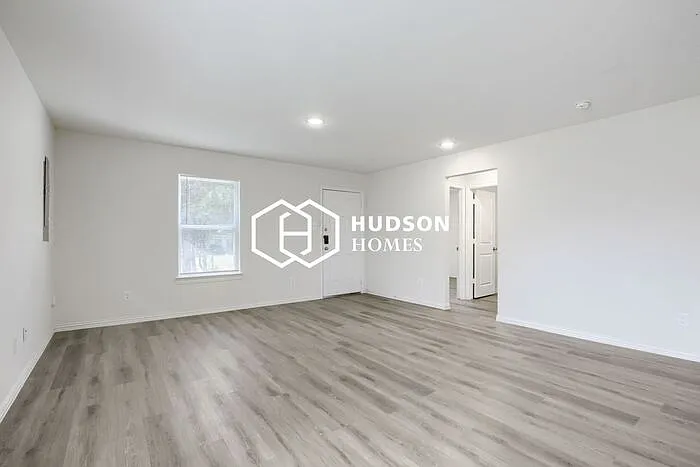 1109 E Birdsong St — Photo 3