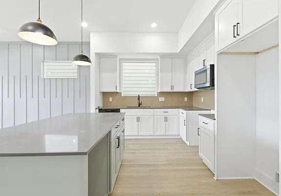 3 bed, 3.5 bath, 2092 sqft, $2,450 — Photo 2