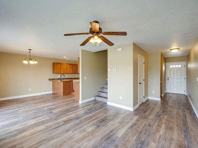 1262 SW Selway Ln — Photo 3