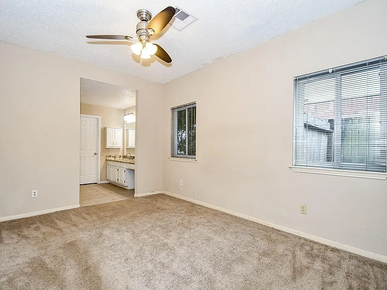 3402 Hidden Creek Dr — Photo 10