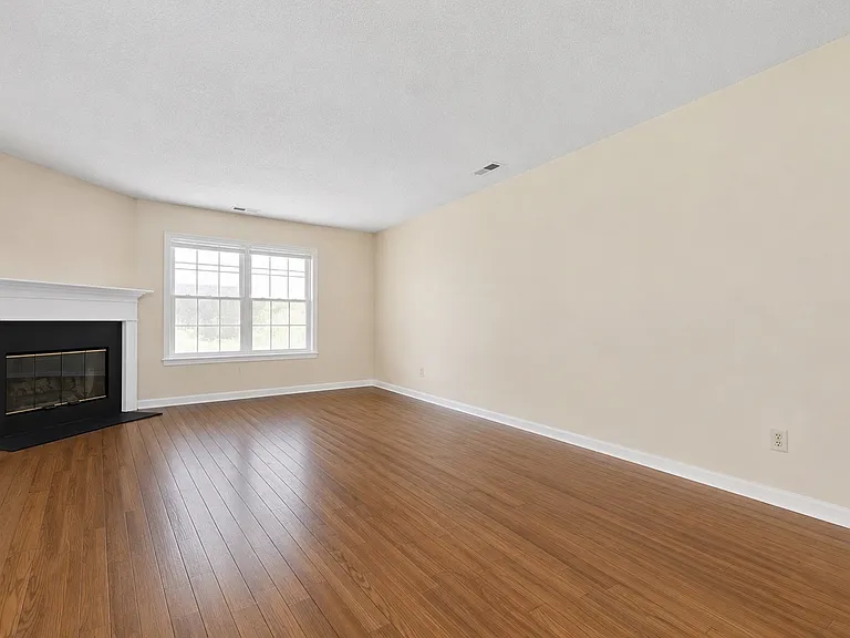 90 Bayberry Ct — Photo 2