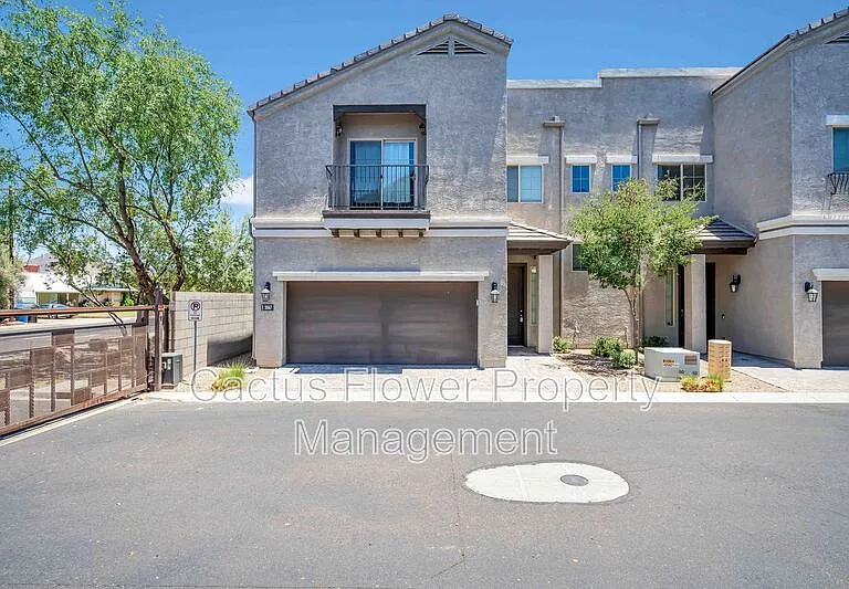 3067 N 33rd Pl — Photo 1