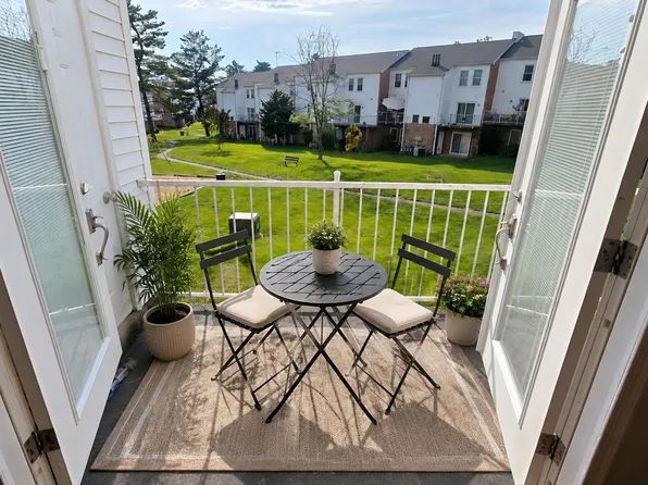 6152 Strasburg Dr, Centreville, VA 20121