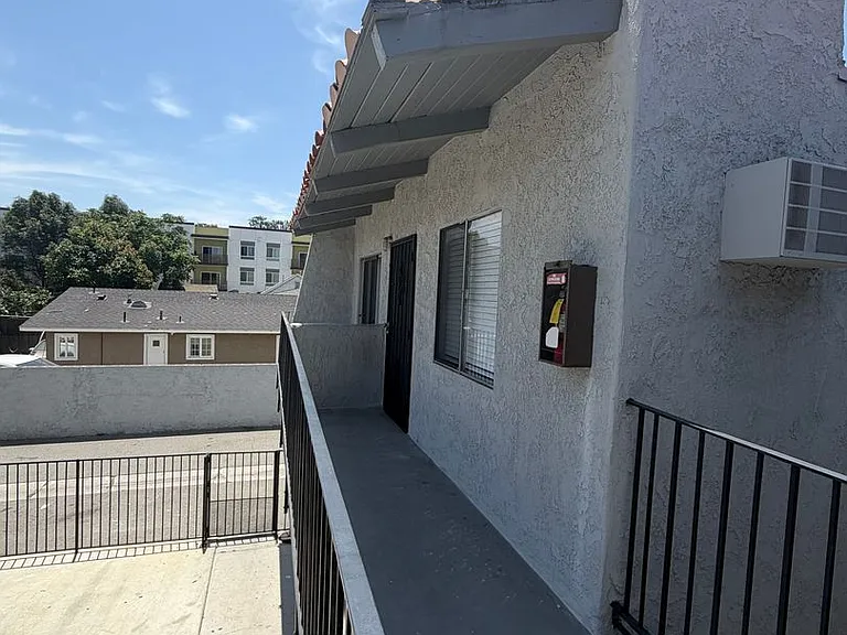 5916 Burnham Ave — Photo 2
