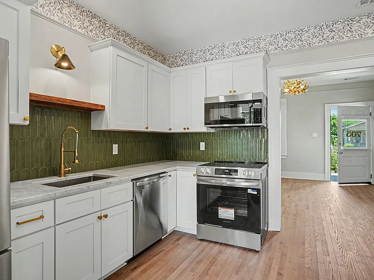 705 E 32nd St — Photo 28
