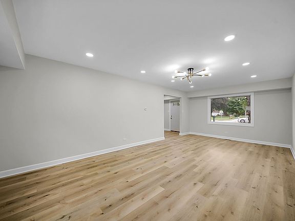 4th image of 132 N Pinecrest Rd