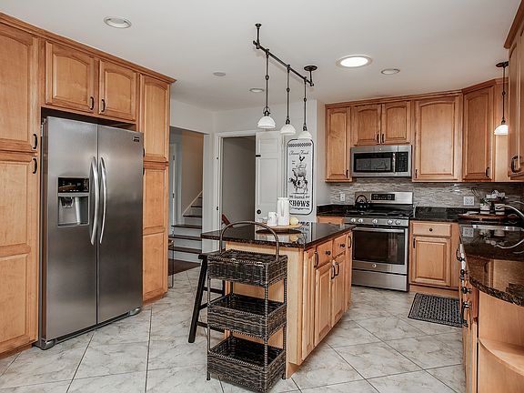 5th image of 22W400 Hackberry Dr