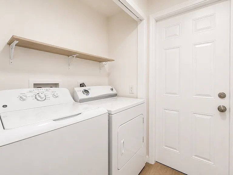 1448 W 32nd St — Photo 5