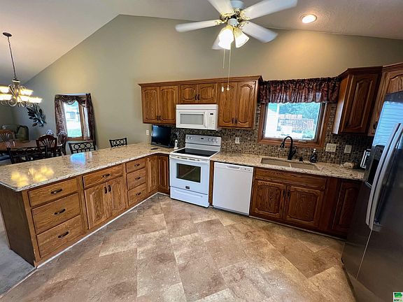 5th image of 3448 Glen Oaks Blvd